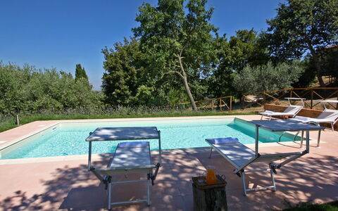 Monterzi 4: Piscina, Mueble, Mueble Para Exteriores, Jardín, Sombra, Patio Interior, Mesa Al Aire Libre, Inmuebles, Yarda, Paisajismo