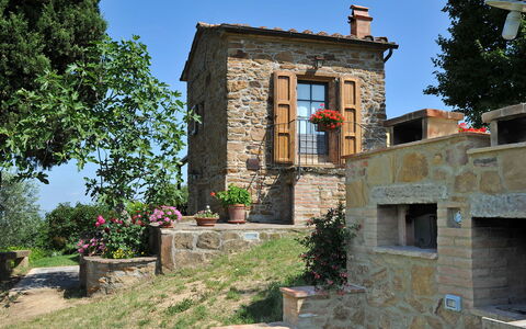 Monterzi 4: Arbusto, Puerta, Cabaña, Jardín, Pared De Piedra, Paisajismo, Maceta, Yarda, Casa De Campo