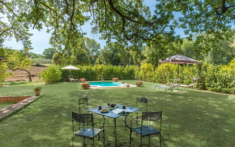 Mulino della Quercia 2+1: Árbol, Piscina, Arbusto, Jardín, Recurso, Césped, Sombra, Eco Hotel, Paisajismo, Patio Interior