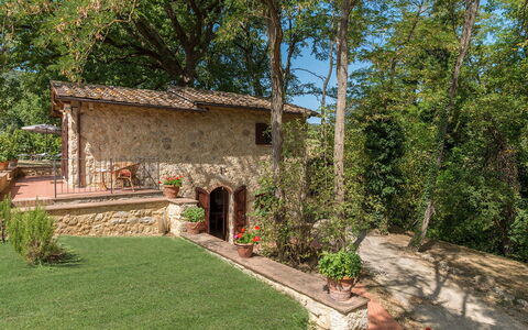 Mulino della Quercia 2+1: Pared, Arquitectura, Arbusto, Casa, Jardín, Área Rural, Cabaña, Inmuebles, Patio Interior