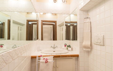 Mulino della Quercia 2+1: Lavabo Del Baño, Baño, Diseño De Interiores, Arreglo De Tubería, Pared, Piso, Lavabo, Suelo, Espejo, Grifo
