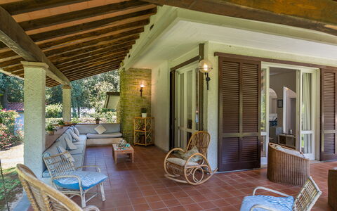 Villa la Meridiana 8+1: Mueble, Madera, Silla, Diseño De Interiores, Techo, Piso, Suelo, Porche, Mesa, Recurso