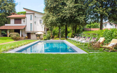 Villa la Meridiana 8+1: Piscina, Barrio Residencial, Casa, Casa, Recurso, Arbusto, Jardín, Inmuebles, Césped, Patio Interior