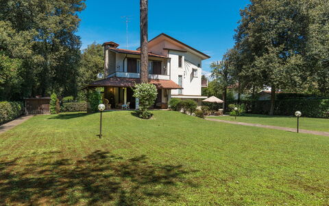 Villa la Meridiana 8+1: Casa, Barrio Residencial, Casa, Arbusto, Techo, El Terreno Del Lote, Césped, Inmuebles, Jardín, Cabaña