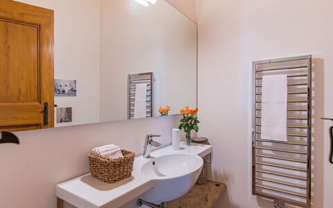 Tenuta Bellafonte 14: Diseño De Interiores, Pared, Arreglo De Tubería, Piso, Suelo, Lavabo Del Baño, Grifo, Lavabo, Baño, Plomería