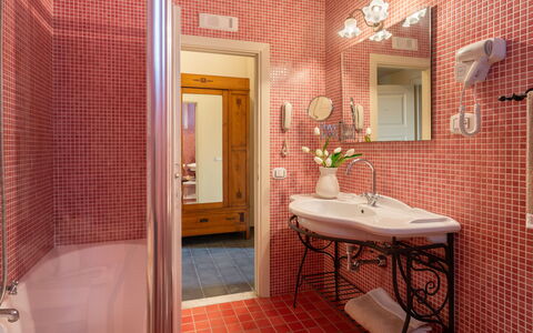 Tenuta di Pratello 24: Baño, Arreglo De Tubería, Lavabo Del Baño, Diseño De Interiores, Pared, Piso, Lavabo, Grifo, Suelo, Plomería