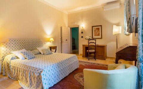 Tenuta di Pratello 24: Mueble, Diseño De Interiores, Piso, Suelo, Pared, Habitación, Mesa, Techo, Cama, Habitación