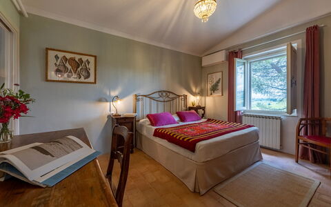 Villa Caterina 8: Mueble, Diseño De Interiores, Cama, Pared, Habitación, Sábana, Habitación, Piso, Techo, Madera