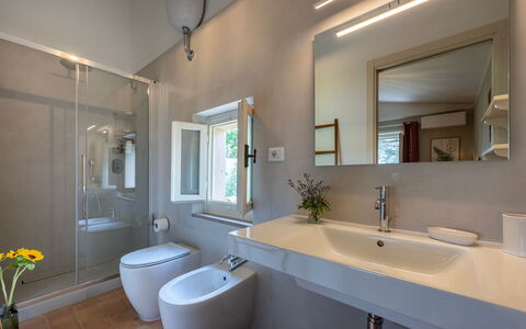 Villa Caterina 8: Arreglo De Tubería, Baño, Piso, Lavabo, Diseño De Interiores, Lavabo Del Baño, Suelo, Grifo, Plomería, Casa