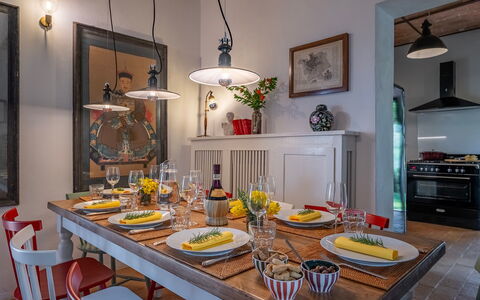 Villa Caterina 8: Mueble, Diseño De Interiores, Mesa, Comedor, Lámpara, Cocina Y Comedor Mesa, Silla, Techo, Vajilla, Encendiendo