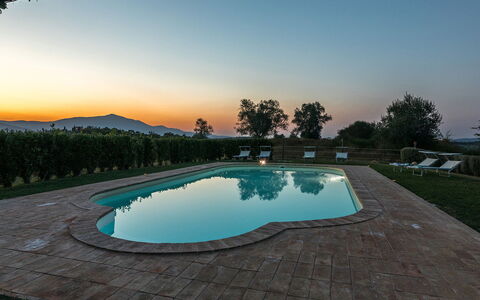 Podere di Salci 10: Piscina, Oscuridad, Noche, Amanecer, Paisajismo, Mueble Para Exteriores, Puesta De Sol, Dom, Eco Hotel