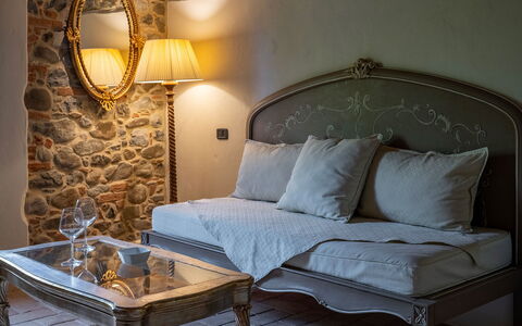 Podere Bellaria 18+2: Mueble, Diseño De Interiores, Encendiendo, Suelo, Habitación, Arrojar La Almohada, Casa, Almohada, Sala, Sofá