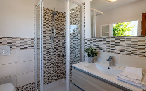 Villa Elena 9+1: Piso, Diseño De Interiores, Arreglo De Tubería, Suelo, Baño, Lavabo Del Baño, Plomería, Lavabo, Grifo, Loseta