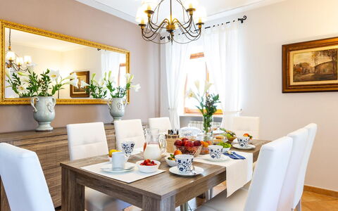 Villa Elena 9+1: Mueble, Diseño De Interiores, Mesa, Habitación, Comedor, Piso, Cocina Y Comedor Mesa, Textil, Marco, Encendiendo