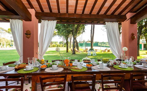 Villa Elisa 16: Mueble, Mesa, Silla, Jardín, Mueble Para Exteriores, Césped, Sombra, Recurso, Cocina Y Comedor Mesa, Yarda