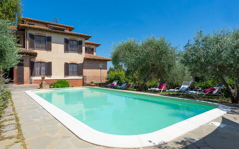 Villa Fiorentini 10: Azul, Piscina, Barrio Residencial, Hacienda, Villa, Recurso, Inmuebles, Balcón, Eco Hotel, Mueble Para Exteriores