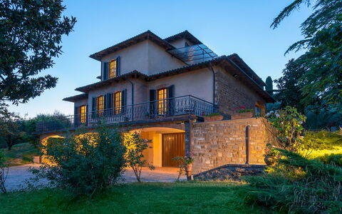Villa Fiorentini 10: Edificio, Casa, Casa, Barrio Residencial, Arquitectura, Fachada, Techo, Inmuebles, Cabaña, Casa De Campo