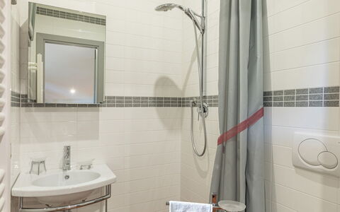 Villa Il Cedro 10+1: Arreglo De Tubería, Piso, Baño, Suelo, Diseño De Interiores, Plomería, Grifo, Lavabo, Ducha, Loseta