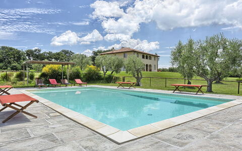 Villa Il Meluccio 12: Piscina, Mueble, Mueble Para Exteriores, Inmuebles, Recurso, Jardín, Hacienda, Sombra, Silla, Casa De Campo