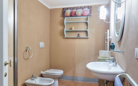 Villa Il Meluccio 12: Arreglo De Tubería, Baño, Piso, Lavabo, Lavabo Del Baño, Diseño De Interiores, Suelo, Asiento Del Baño, Grifo, Plomería
