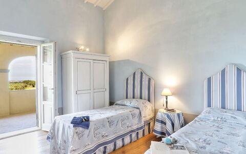 Villa Il Meluccio 12: Pared, Habitación, Cama, Sábana, Lecho, Mueble, Marco De La Cama, Piso, Casa, Linos