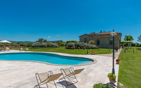 Villa le Chiarne 22: Cielo, Azul, Piscina, Inmuebles, Mueble Para Exteriores, Paisajismo, Césped, Sombra, Hacienda, Villa