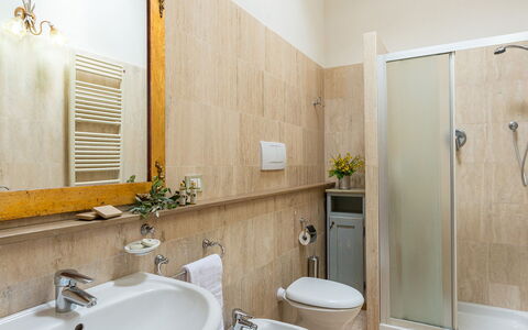 Villa le Chiarne 22: Piso, Diseño De Interiores, Suelo, Arreglo De Tubería, Madera, Lavabo, Habitación, Baño, Lavabo Del Baño, Encendiendo