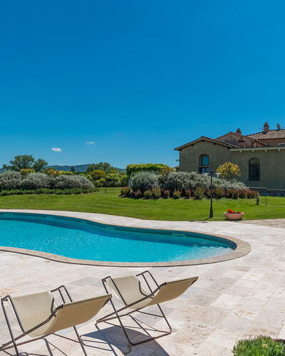 Villa le Chiarne 22: Cielo, Azul, Piscina, Inmuebles, Mueble Para Exteriores, Paisajismo, Césped, Sombra, Hacienda, Villa