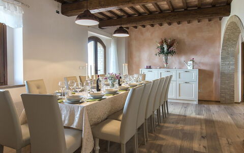 La Vecchia Fonte 15: Mueble, Diseño De Interiores, Mesa, Madera, Comedor, Piso, Silla, Cocina Y Comedor Mesa, Techo, Habitación