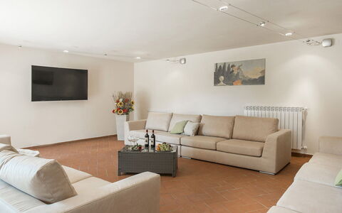 La Vecchia Fonte 15: Mueble, Diseño De Interiores, Piso, Sofá, Pared, Suelo, Techo, Madera, Sala, Habitación