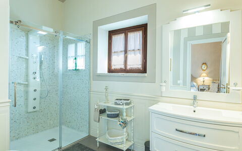 La Capannina 2+2: Baño, Arreglo De Tubería, Diseño De Interiores, Lavabo, Lavabo Del Baño, Espejo, Mueble De Baño, Piso, Grifo, Lámpara