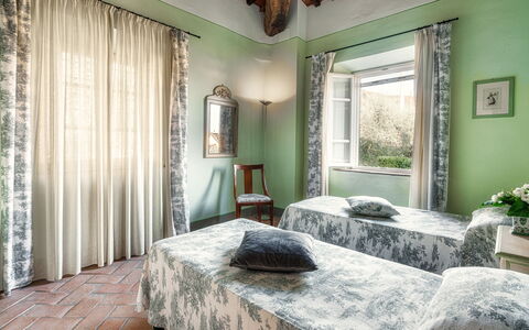 Villa Primo Sole 22: Mueble, Pared, Diseño De Interiores, Cama, Habitación, Habitación, Marco, Suelo, Casa, Techo