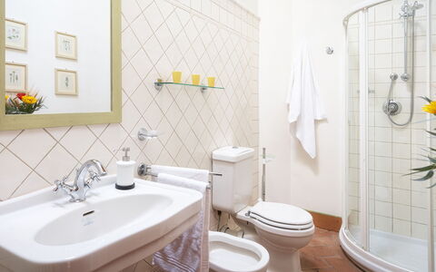 Villa Primo Sole 22: Diseño De Interiores, Baño, Asiento Del Baño, Piso, Arreglo De Tubería, Suelo, Baño, Lavabo Del Baño, Lavabo, Plomería