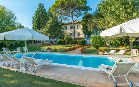 Villa Leonardo 30+6: Piscina, Árbol, Barrio Residencial, Recurso, Inmuebles, Mueble Para Exteriores, Sunlounger, Casa, Asentamientos Humanos, Thermae