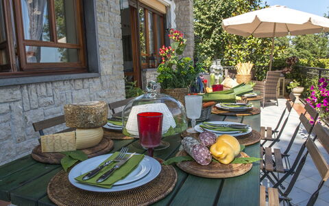 Villa Ombrosa 8: Mueble, Mesa, Silla, Vajilla, Diseño De Interiores, Cocina Y Comedor Mesa, Manteles, Comedor, Mesa Al Aire Libre