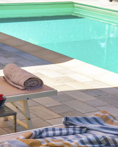 Villa Elsa 6: Piscina, Mueble Para Exteriores, Piso, Suelo, Recurso, Material Compuesto, Paraguas, Sombra, Sunlounger, Ocio