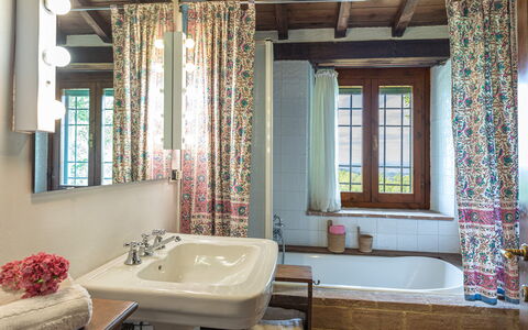 La Cerqua 8: Diseño De Interiores, Textil, Techo, Piso, Suelo, Baño, Cortina, Arreglo De Tubería, Tratamiento De La Ventana, Habitación