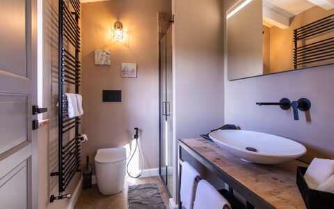 Cottage Violapo 6+2: Diseño De Interiores, Arreglo De Tubería, Pared, Baño, Piso, Suelo, Madera, Mueble, Grifo, Habitación