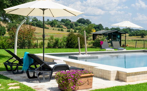 Cottage Violapo 6+2: Piscina, Paraguas, Mueble Para Exteriores, Mueble, Ocio, Recurso, Jardín, Silla, Sombra, Sunlounger