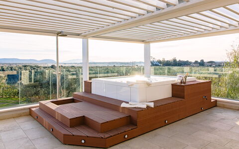 La Perla tra Gli Ulivi 12: Piso, Suelo, Diseño De Interiores, Material Compuesto, Sombra, Mueble Para Exteriores, Recurso, Piscina, Manchas De Madera