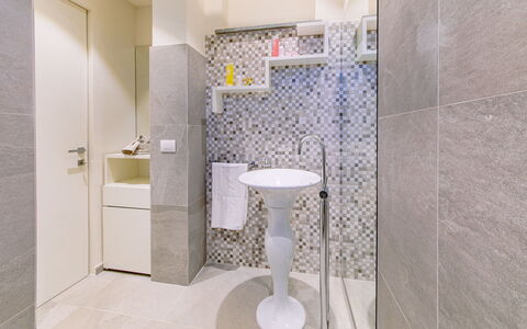 La Perla tra Gli Ulivi 12: Pared, Piso, Diseño De Interiores, Suelo, Arreglo De Tubería, Loseta, Baño, Baño, Material Compuesto, Plomería
