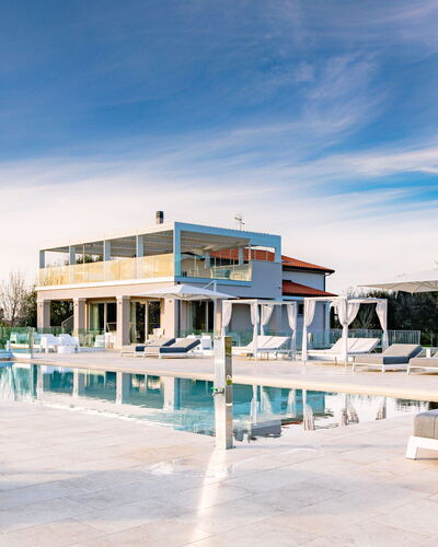 La Perla tra Gli Ulivi 12: Piscina, Material Compuesto, Recurso, Mueble Para Exteriores, Sombra, Inmuebles, Villa, Diseño, Silla, Estructura Al Aire Libre