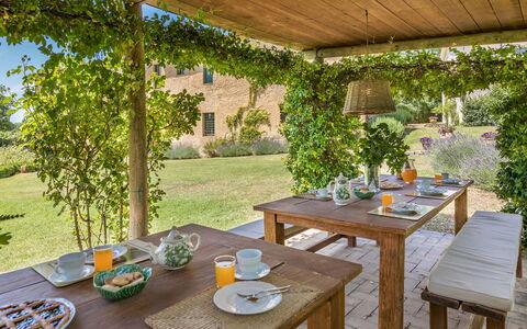 Casale Piattini 10: Mueble, Mueble Para Exteriores, Mesa, Mesa Al Aire Libre, Cocina Y Comedor Mesa, Silla, Jardín, Sombra, Patio Interior, Patio