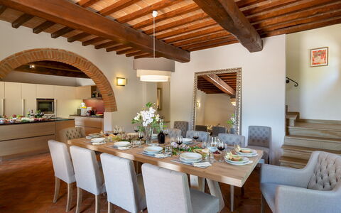 La Villa Nell'Isola Verde 12: Mueble, Diseño De Interiores, Mesa, Silla, Madera, Piso, Techo, Cocina Y Comedor Mesa, Comedor, Encendiendo