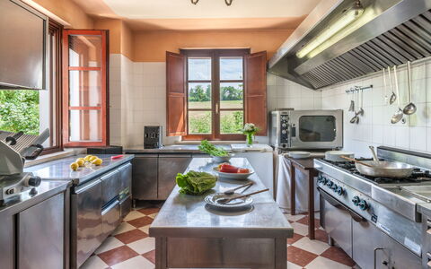 Tenuta Astolfi 12+3: Cocina, Aparato De Cocina, Diseño De Interiores, Mostrador, Electrodoméstico, Piso, Casa, Mueble, Estufa De Cocina, Encendiendo