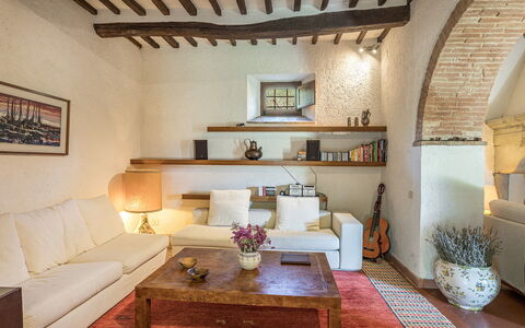 Tenuta Sagherina 8: Mueble, Pared, Diseño De Interiores, Piso, Madera, Techo, Sofá, Suelo, Habitación, Sala
