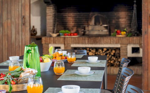 Tenuta Sagherina 8: Comida, Mueble, Vajilla, Fruta, Mesa, Utensilios Para Servir, Diseño De Interiores, Vajilla, Produce, Plato