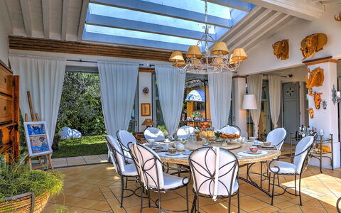 Villa le Cave 12: Mueble, Silla, Mesa, Diseño De Interiores, Cocina Y Comedor Mesa, Encendiendo, Comedor, Techo, Casa, Recurso