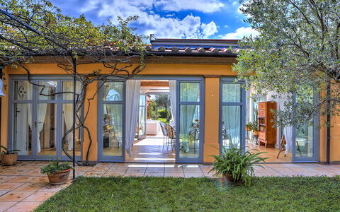 Villa le Cave 12: Puerta, Casa, Fachada, Arquitectura, Inmuebles, Maceta, Inicio De La Puerta, Jardín, Sombra, Eco Hotel