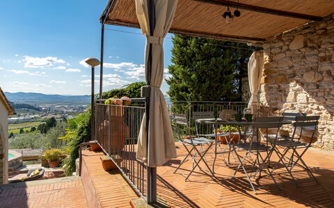 Torre al Poggio 8: Balcón, Porche, Silla, Mueble Para Exteriores, Cubierta, Sombra, Pretil, Maceta, Eco Hotel, Planta De Casa